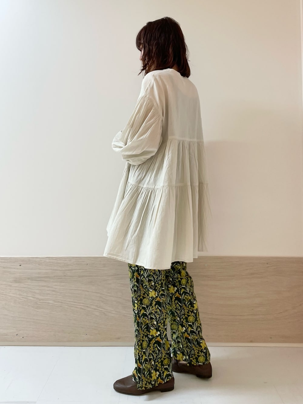 「URBAN RESEARCH DOORS、URBAN RESEARCH DOORS WOMENS、アーバンリサーチドアーズ、レイヤードスタイル、ティアードブラウス、花柄、花柄パンツ、シンプルコーデ、春のNewスタイル、大人カジュアル、春色、お出かけコーデ、休日スタイル、低身長、骨格ストレート」|「URBAN RESEARCH DOORSの撥水ミニショルダーバッグ(ショルダーバッグ、ベージュ系)」を使った、ホンダ マユさん(レディース・152cm)の春コーディネートの4枚目の写真