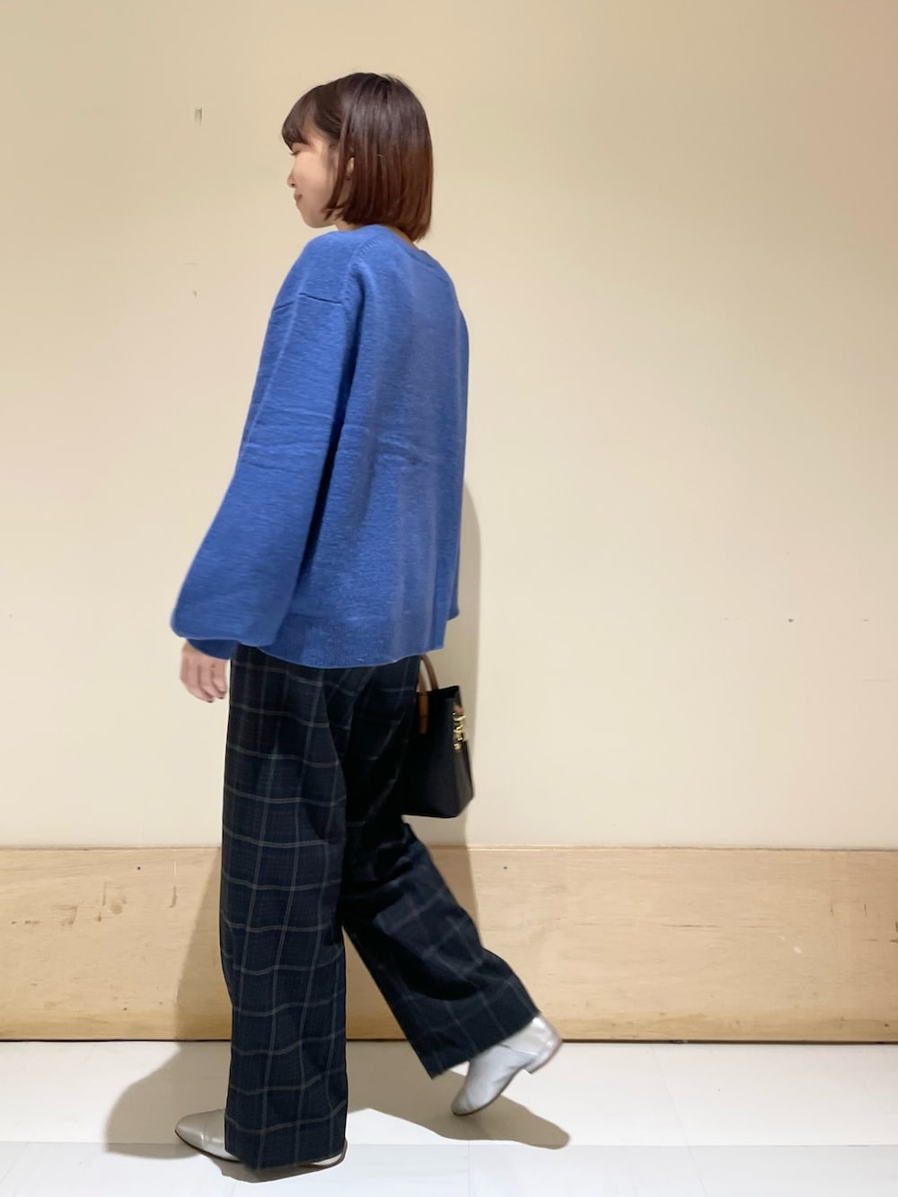 ブルー系のニット/セーター、ブルー系のその他パンツ、シルバー系のパンプスを着用したレディースの冬コーディネートの6枚目の写真