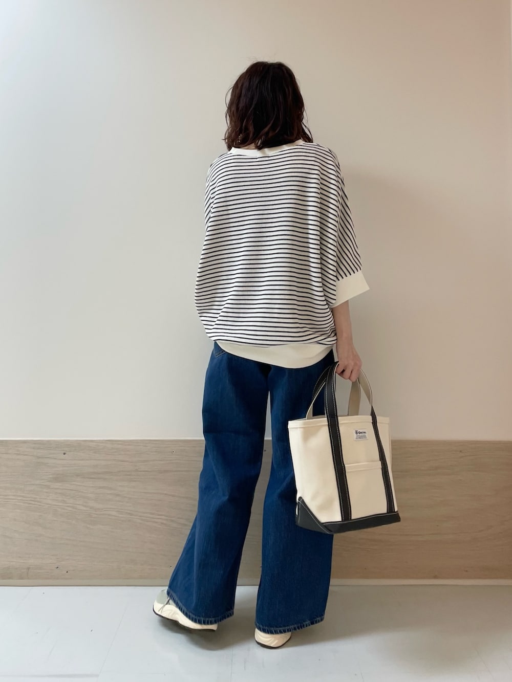 「URBAN RESEARCH DOORS、URBAN RESEARCH DOORS WOMENS、アーバンリサーチドアーズ、ボーダー、デニム、ワイドデニム、カジュアル、春夏コーデ、休日スタイル、お出かけコーデ、きれいめカジュアル、大人カジュアル、低身長、骨格ストレート、スポーツミックス」｜「URBAN RESEARCH DOORSのタックフライスワイドTシャツ（Tシャツ/カットソー、ホワイト系）」を使った、ホンダ マユさん（レディース・152cm）の春コーディネートの7枚目の写真