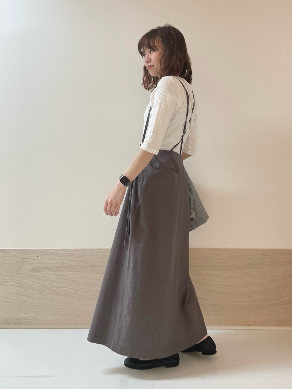 ホワイト系のTシャツ/カットソー、その他のその他アウター、ブラック系のバレエシューズを着用したレディースの春コーディネートの3枚目の写真