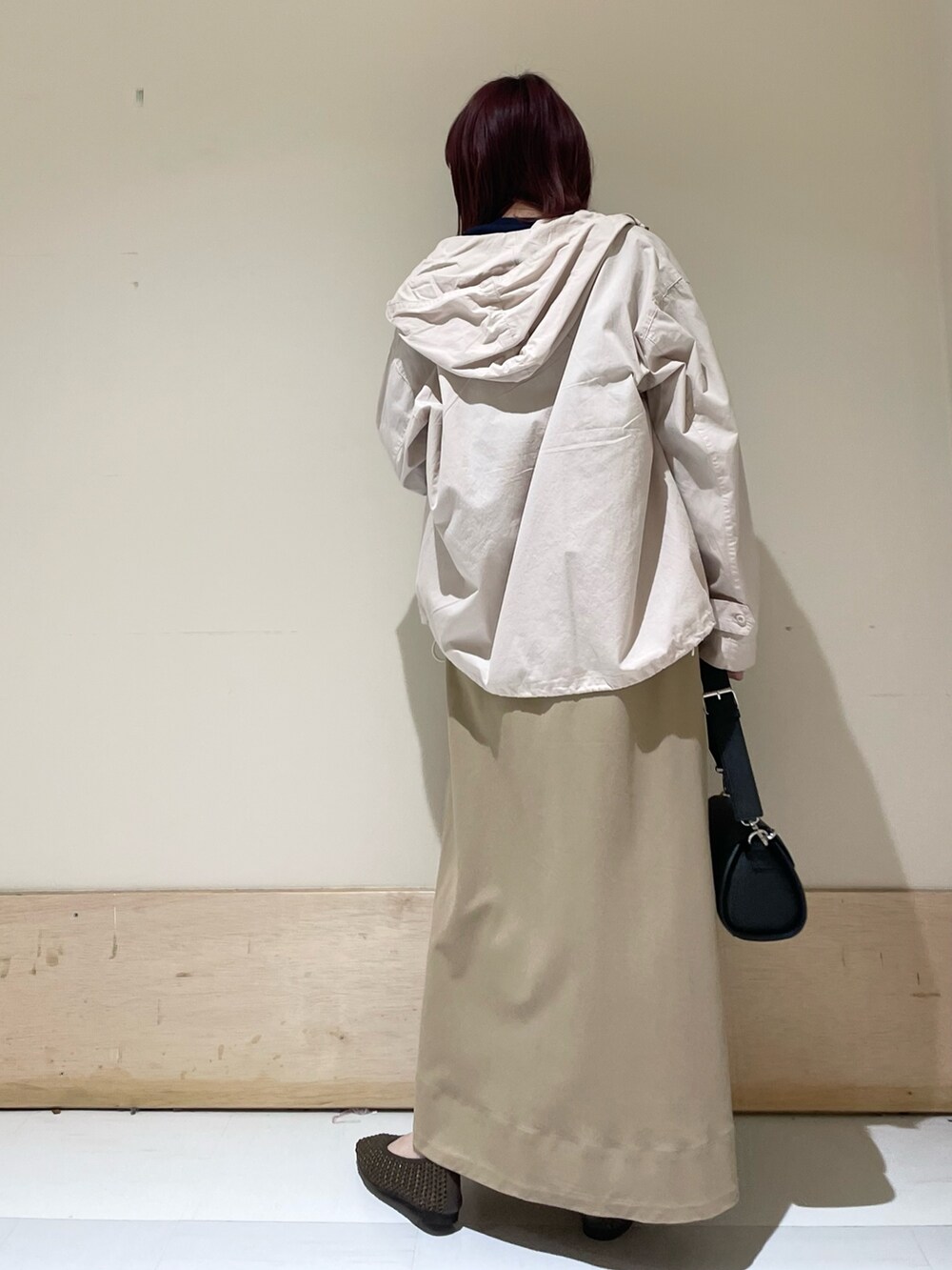 ベージュ系のスカート、ブラウン系のパンプス、ブルー系のカーディガン/ボレロを着用したレディースの春コーディネートの6枚目の写真