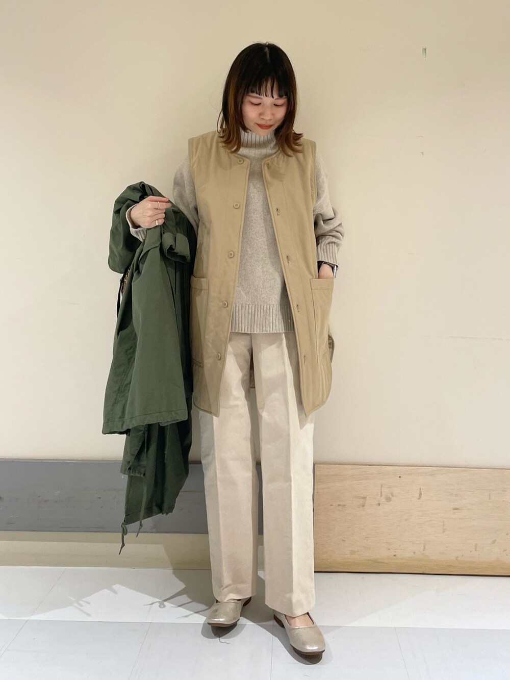 「URBAN RESEARCH DOORS、URBAN RESEARCH DOORS WOMENS、アーバンリサーチドアーズ、モッズコート、秋アウター、ニット、タートルネック、コーデュロイ、コーデュロイパンツ、低身長、152cm、152cmコーデ、休日コーデ、大人カジュアル」｜「URBAN RESEARCH DOORSのハミルトンウールタートルネックプルオーバー（ニット/セーター、グレー系）」を使った、ホンダ マユさん（レディース・152cm）の秋コーディネートの4枚目の写真