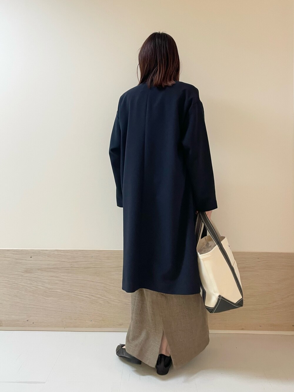ブラック系のバレエシューズ、ブルー系のその他アウター、ホワイト系のTシャツ/カットソーを着用したレディースの春コーディネートの7枚目の写真
