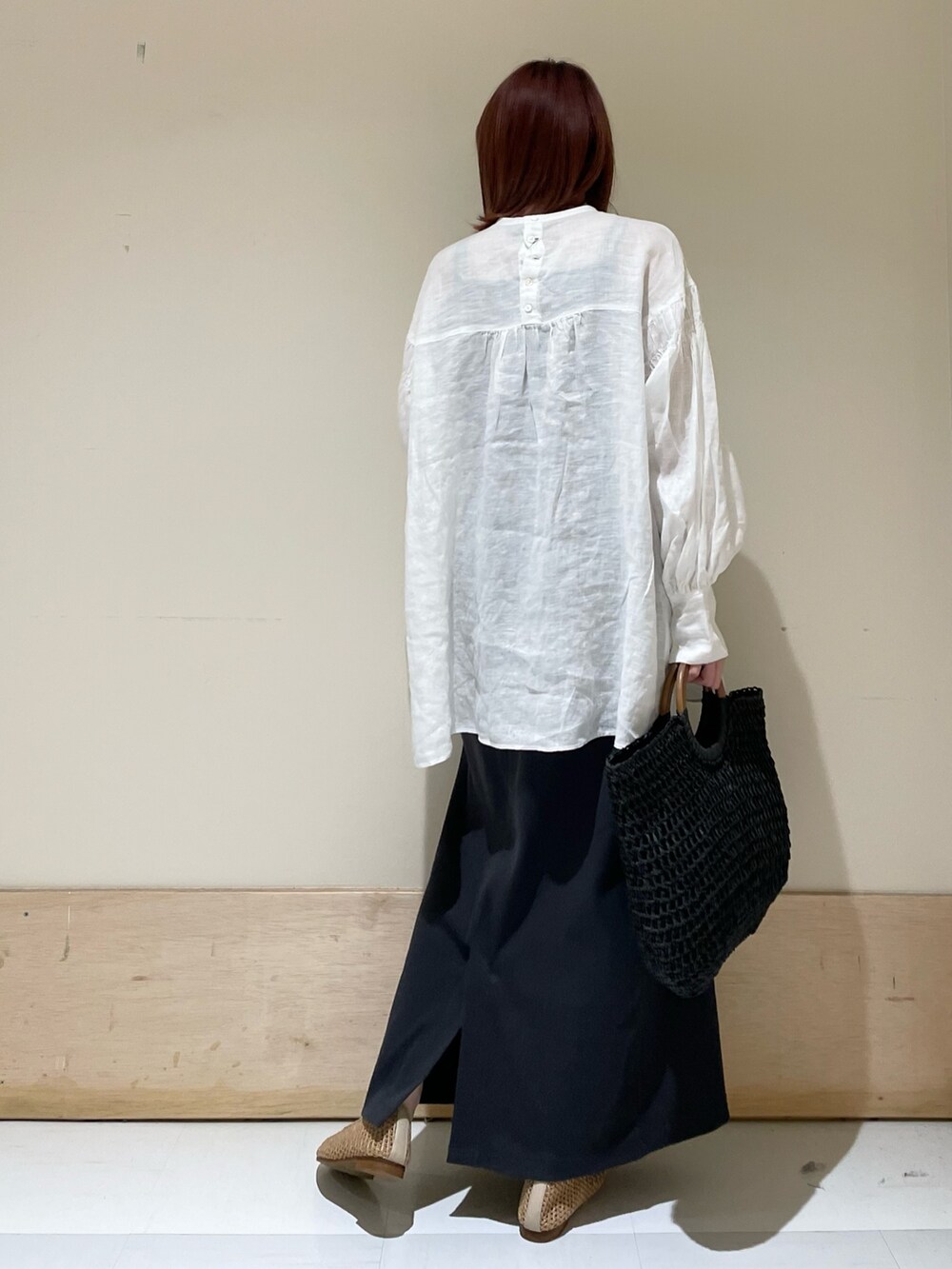 ホワイト系のシャツ/ブラウス、グレー系のスカート、ブラック系のかごバッグを着用したレディースの春コーディネートの7枚目の写真