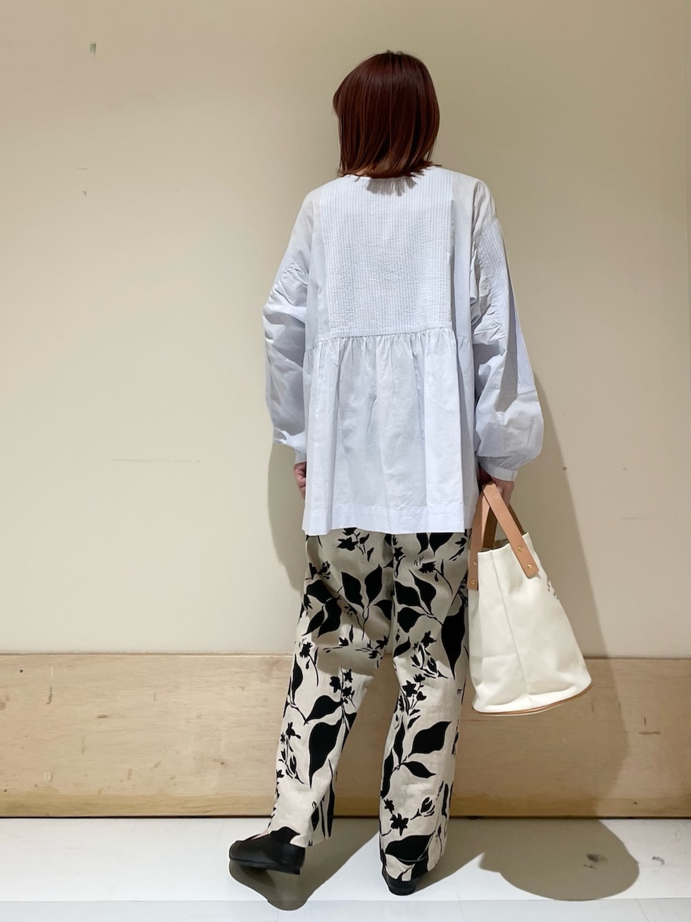 「URBAN RESEARCH DOORS、URBAN RESEARCH DOORS WOMENS、アーバンリサーチドアーズ、かぐれ、ピンタック、ピンタックシャツ、シャツスタイル、花柄、休日スタイル、ビッグシルエット、シンプルコーデ、淡色コーデ、大人カジュアル、楽チンコーデ、低身長」|「かぐれのピンタック2WAYブラウス(Tシャツ/カットソー、ブルー系)」を使った、ホンダ マユさん(レディース・152cm)の春コーディネートの6枚目の写真