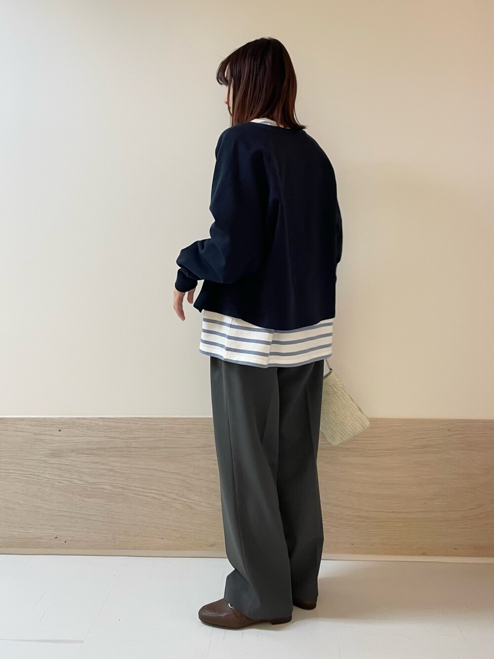 ブルー系のTシャツ/カットソー、ブルー系のカーディガン/ボレロ、ホワイト系のショルダーバッグを着用したレディースの春コーディネートの4枚目の写真