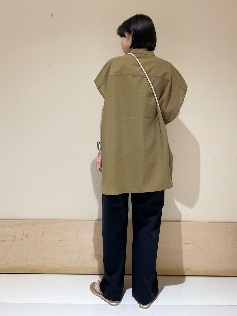 「URBAN RESEARCH DOORS、URBAN RESEARCH DOORS WOMENS、アーバンリサーチドアーズ、ビッグシルエット、ビッグシャツ、お出かけコーデ、きれいめカジュアル、夏コーデ、休日スタイル、春夏コーデ、サコッシュ、低身長、低身長コーデ、オトナカジュアル、骨格ウェーブ」|「URBAN RESEARCH DOORSのレーヨンコットンイージーパンツ(その他パンツ、ブルー系)」を使った、ホンダ マユさん(レディース・152cm)の夏コーディネートの7枚目の写真