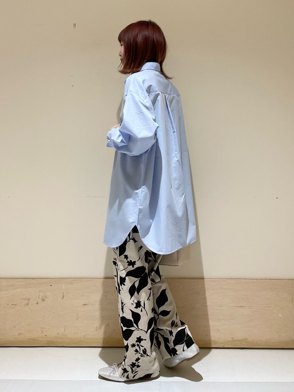 ベージュ系のその他パンツ、シルバー系のバレエシューズ、ホワイト系のトートバッグを着用したレディースの春コーディネートの6枚目の写真