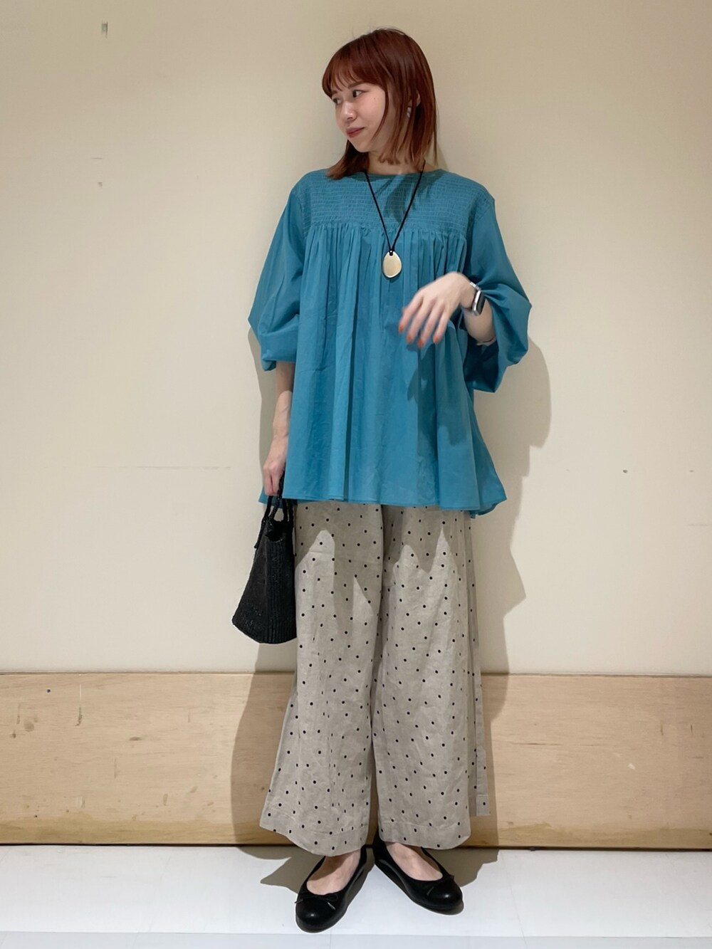 ベージュ系のその他パンツ、ブラック系のバレエシューズ、ブルー系のシャツ/ブラウスを着用したレディースの春コーディネートの3枚目の写真