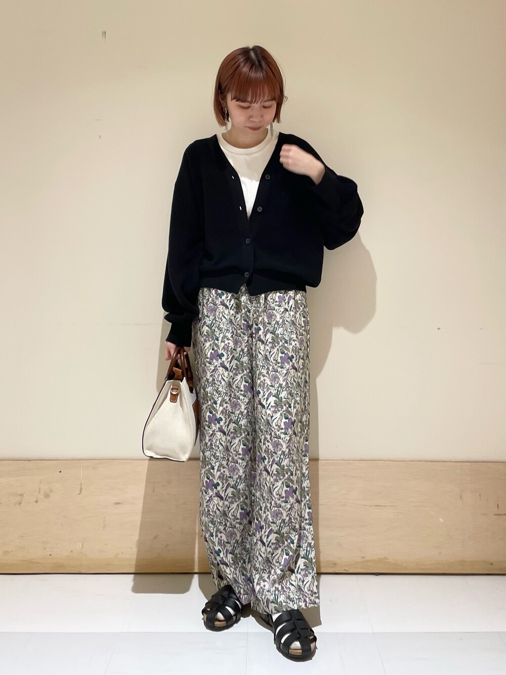 パープル系のその他パンツ、ブラック系のニット/セーター、ホワイト系のタンクトップを着用したレディースの春コーディネートの3枚目の写真