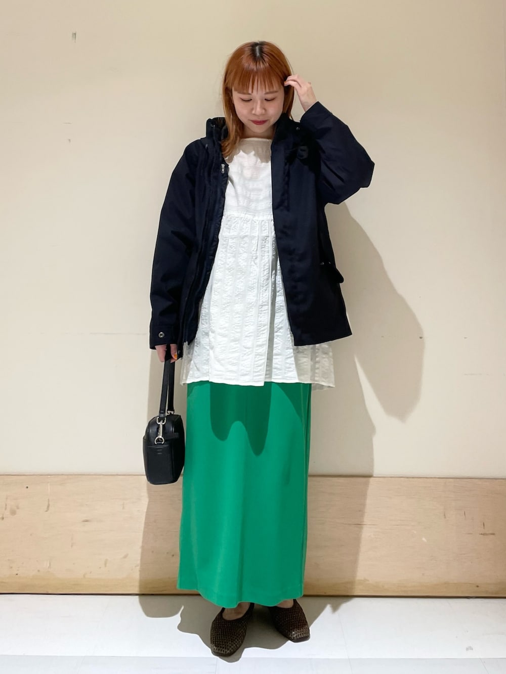 「URBAN RESEARCH DOORS、URBAN RESEARCH DOORS WOMENS、アーバンリサーチドアーズ、春アウター、マウンテンパーカー、春服デビュー宣言、グリーン、きれいめカジュアル、パステル映える春、春服みてみて、ブラウス、春コーデ、おでかけコーデ、低身長、低身長コーデ」|「URBAN RESEARCH DOORSのシアサッカーブラウス(シャツ/ブラウス、ホワイト系)」を使った、ホンダ マユさん(レディース・152cm)の春コーディネートの3枚目の写真