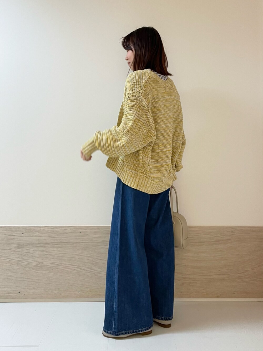 イエロー系のカーディガン/ボレロ、ブルー系のTシャツ/カットソー、ブルー系のその他パンツを着用したレディースの春コーディネートの5枚目の写真