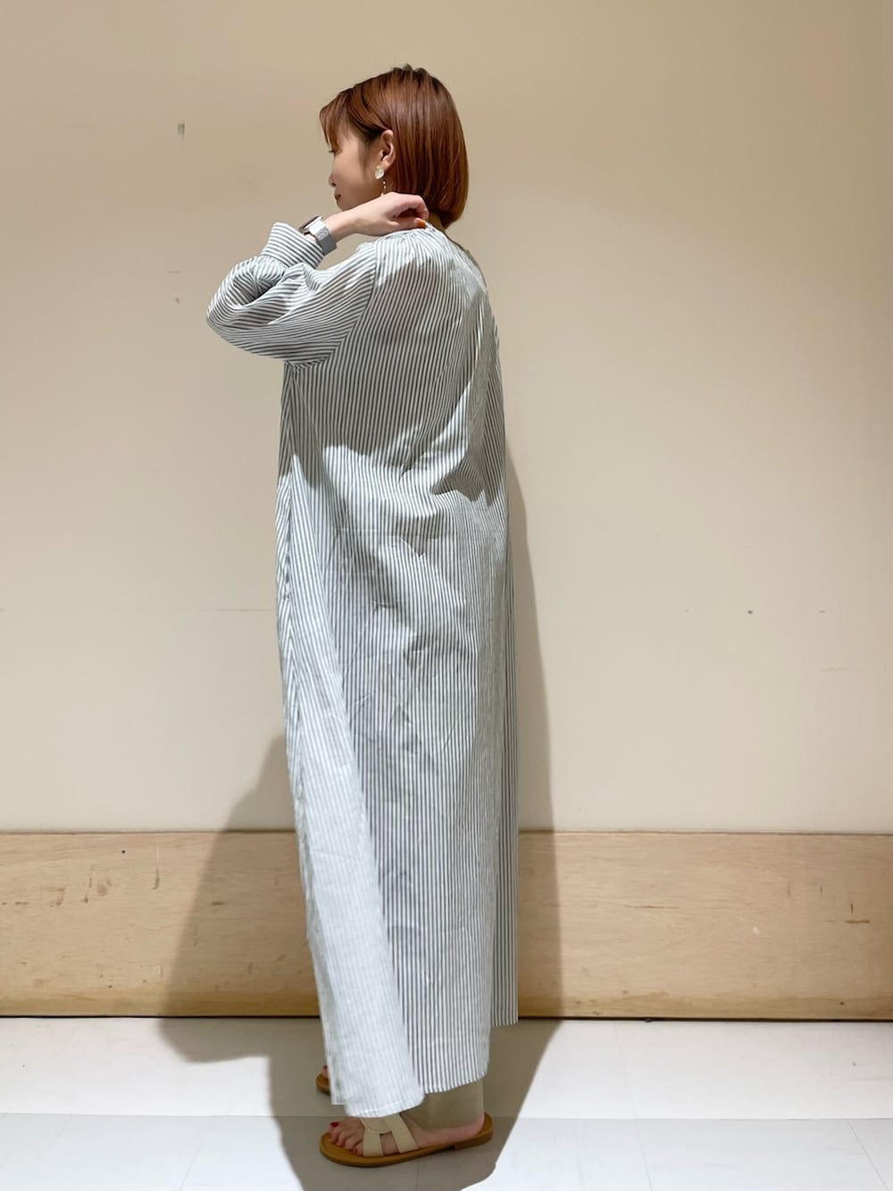 グリーン系のワンピース、グリーン系のかごバッグ、ベージュ系のその他パンツを着用したレディースの夏コーディネートの4枚目の写真