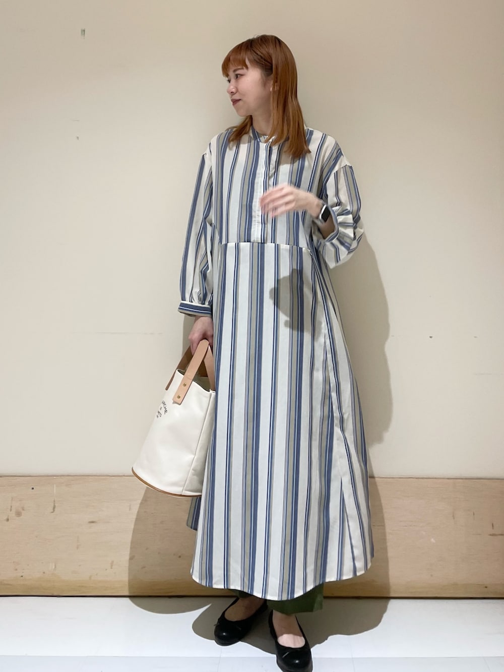 ブルー系のワンピース、ホワイト系のトートバッグ、グリーン系のその他パンツを着用したレディースの春コーディネートの2枚目の写真