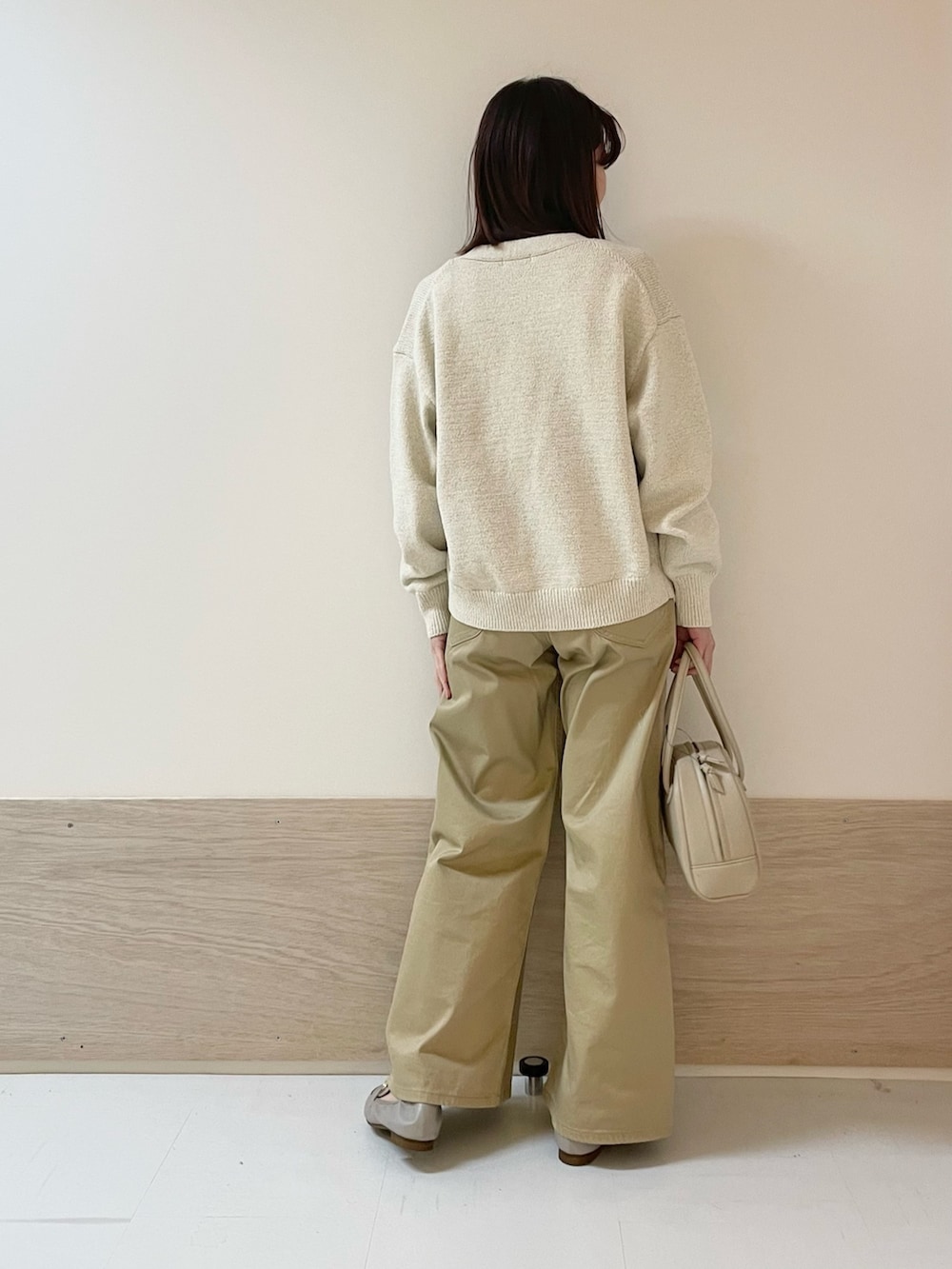 「URBAN RESEARCH DOORS、URBAN RESEARCH DOORS WOMENS、アーバンリサーチドアーズ、FORK&SPOON、ニットビスチェ、カーディガン、チノパン、淡色コーデ、ベージュ、ベージュコーデ、大人カジュアル、休日スタイル、お出かけコーデ、低身長、骨格ストレート」｜「URBAN RESEARCH DOORSのアジャスターハンドルボストンバッグ（ボストンバッグ、ベージュ系）」を使った、ホンダ マユさん（レディース・152cm）の冬コーディネートの7枚目の写真