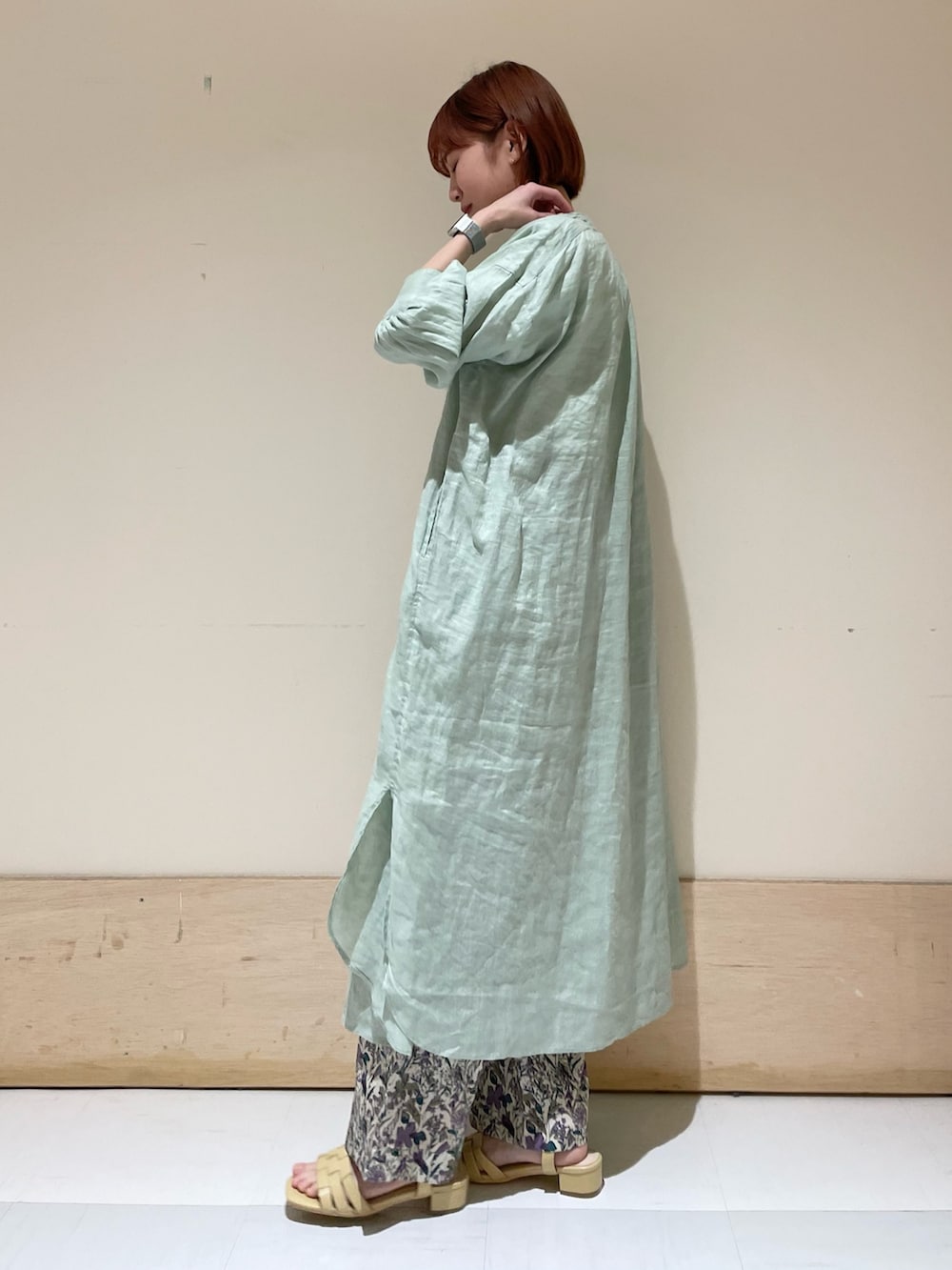 パープル系のその他パンツ、ベージュ系のサンダル、グリーン系のワンピースを着用したレディースの春コーディネートの4枚目の写真