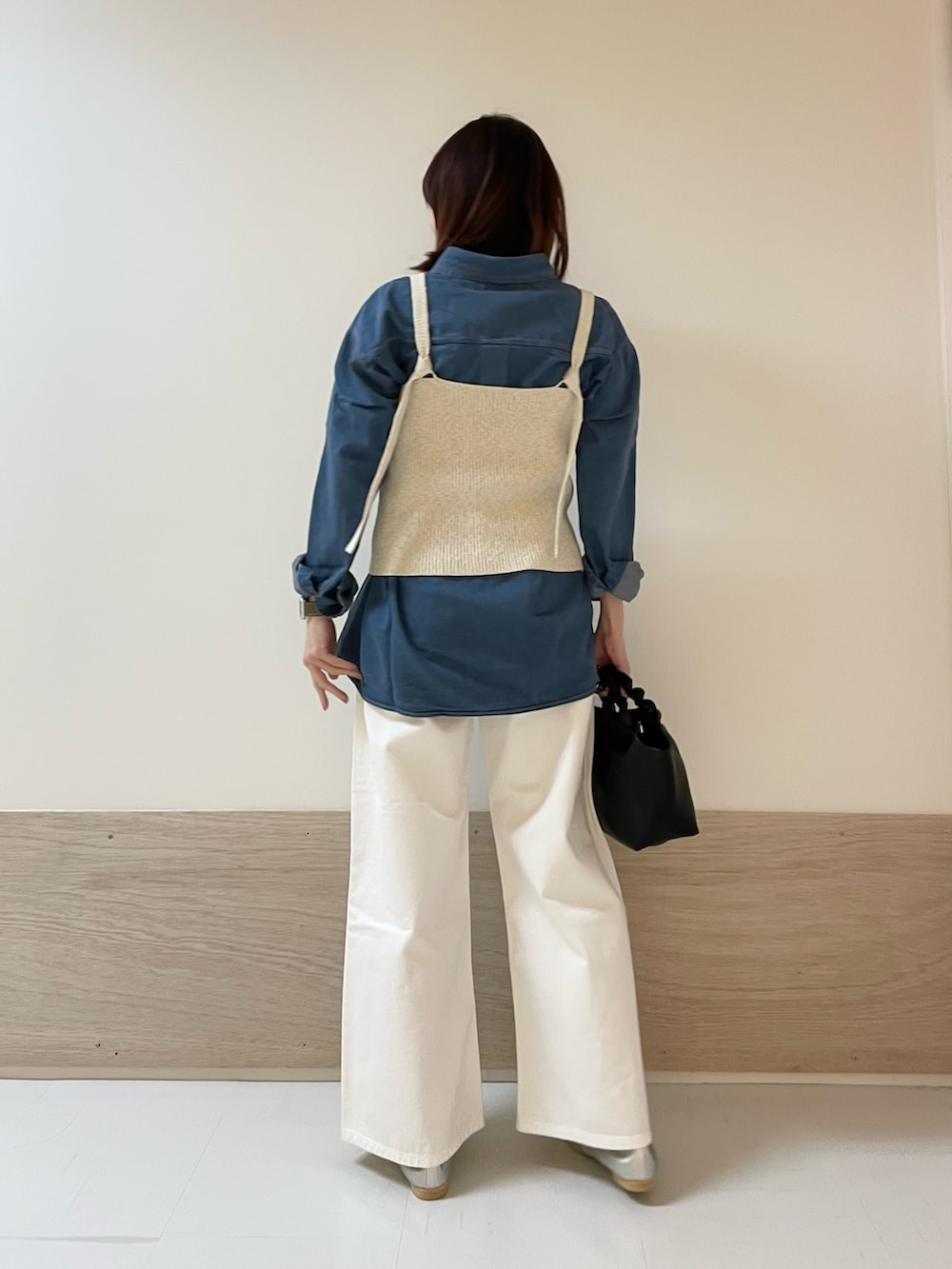 シルバー系のバレエシューズ、ホワイト系のその他パンツ、ベージュ系のニット/セーターを着用したレディースの春コーディネートの6枚目の写真