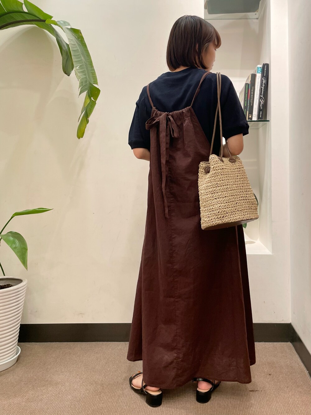 ブラック系のサンダル、ブラウン系のワンピース、ブルー系のTシャツ/カットソーを着用したレディースの夏コーディネートの3枚目の写真