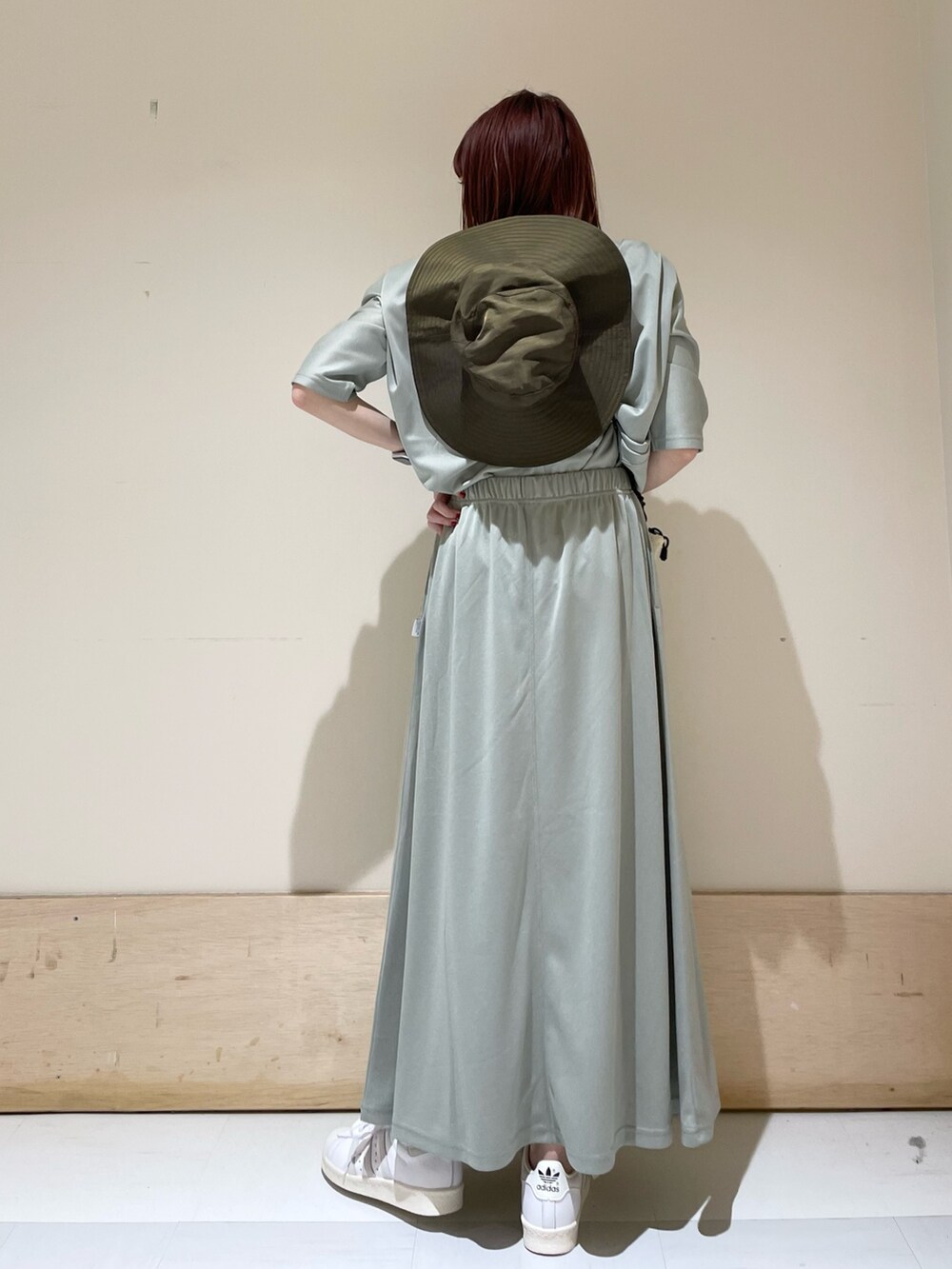 ホワイト系のスニーカー、グリーン系のスカート、グリーン系のTシャツ/カットソーを着用したレディースの春コーディネートの7枚目の写真