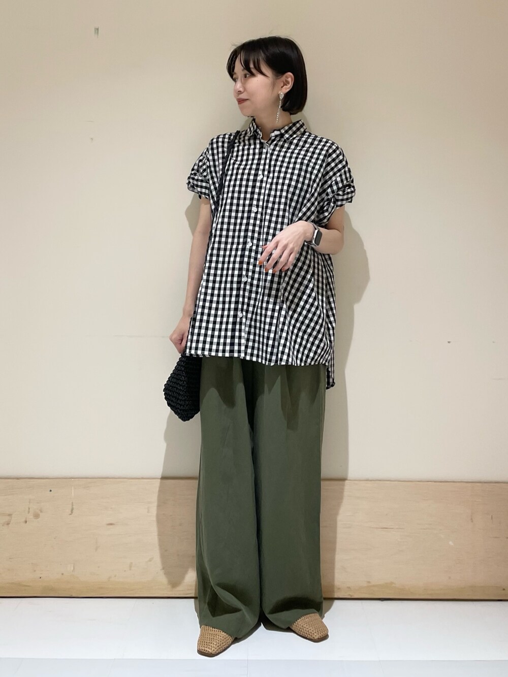 ブラック系のショルダーバッグ、ベージュ系のバレエシューズ、グリーン系のその他パンツを着用したレディースの夏コーディネートの4枚目の写真