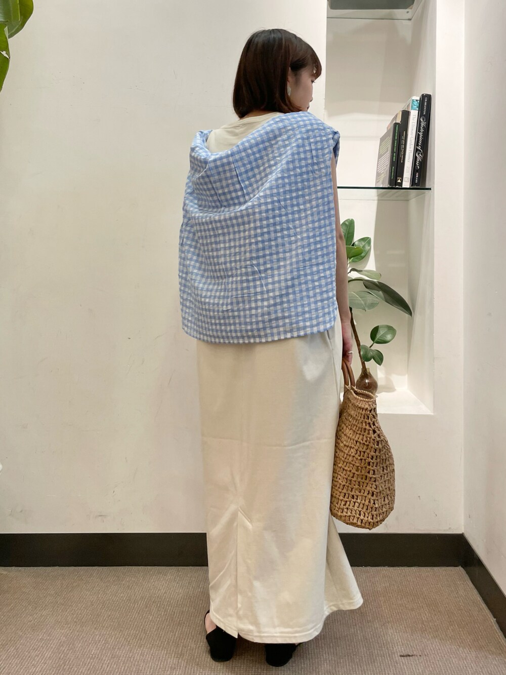 その他のワンピース、ブルー系のシャツ/ブラウス、ベージュ系のトートバッグを着用したレディースの夏コーディネートの3枚目の写真