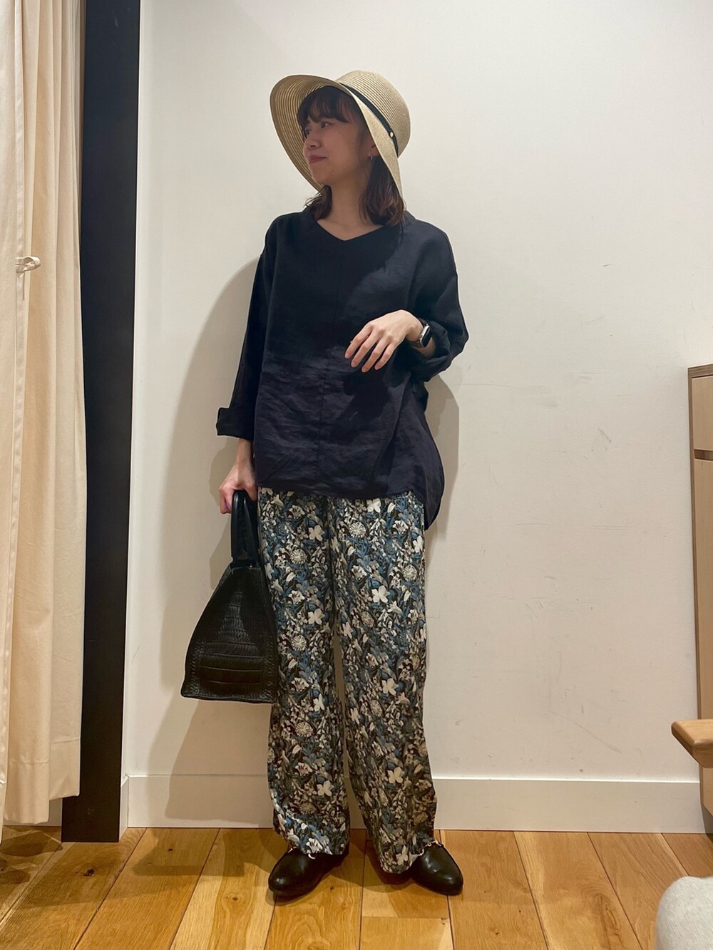 グレー系のその他パンツ、ブラック系のハンドバッグ、ブルー系のシャツ/ブラウスを着用したレディースの春コーディネートの3枚目の写真