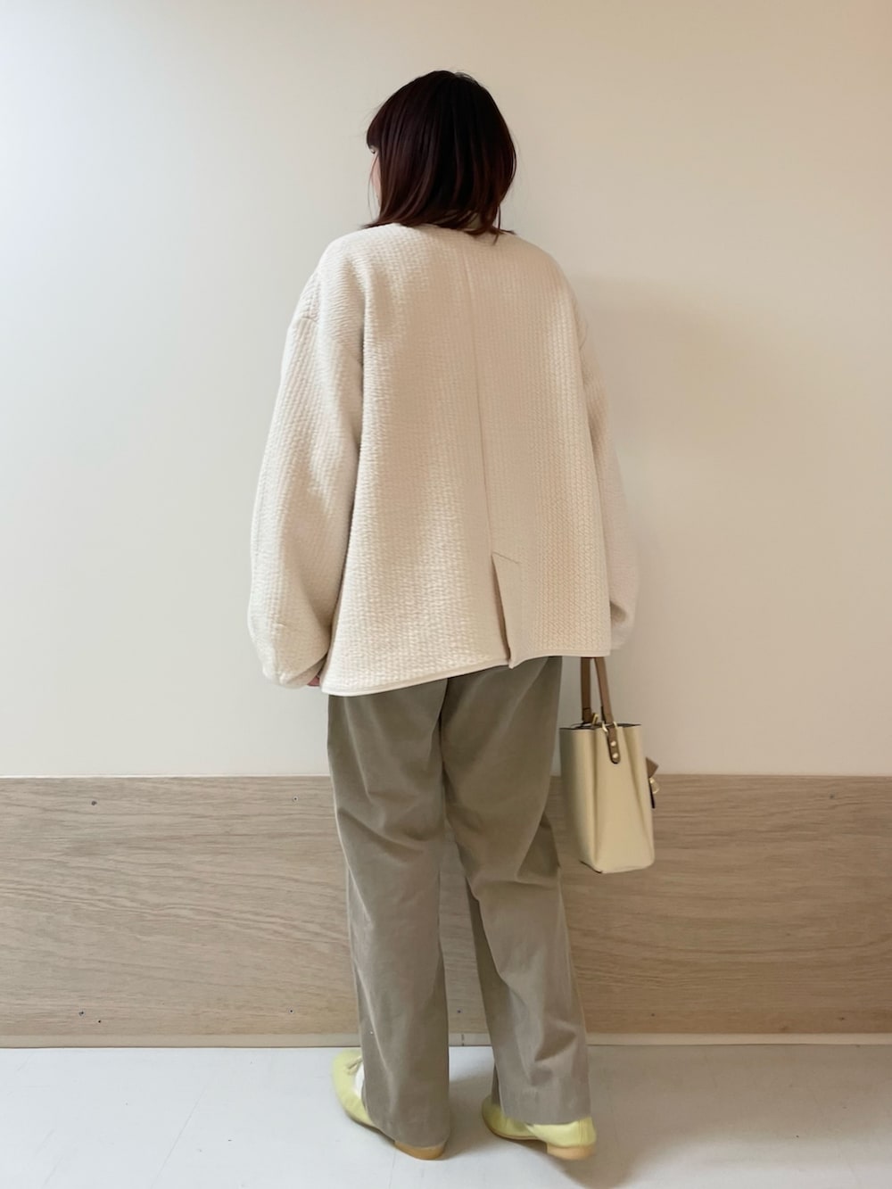 「URBAN RESEARCH DOORS、URBAN RESEARCH DOORS WOMENS、アーバンリサーチドアーズ、春アウター、淡色コーデ、春コーデ、休日スタイル、お出かけコーデ、カジュアル、大人カジュアル、春色、春服みてみて、低身長、骨格ストレート、きれいめカジュアル」｜「URBAN RESEARCH DOORSの『URTECH』コーデュロイイージーパンツ（その他パンツ、ベージュ系）」を使った、ホンダ マユさん（レディース・152cm）の冬コーディネートの6枚目の写真