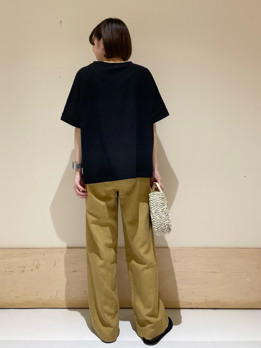 ブラック系のTシャツ/カットソー、イエロー系のその他パンツ、グレー系のかごバッグを着用したレディースの夏コーディネートの8枚目の写真