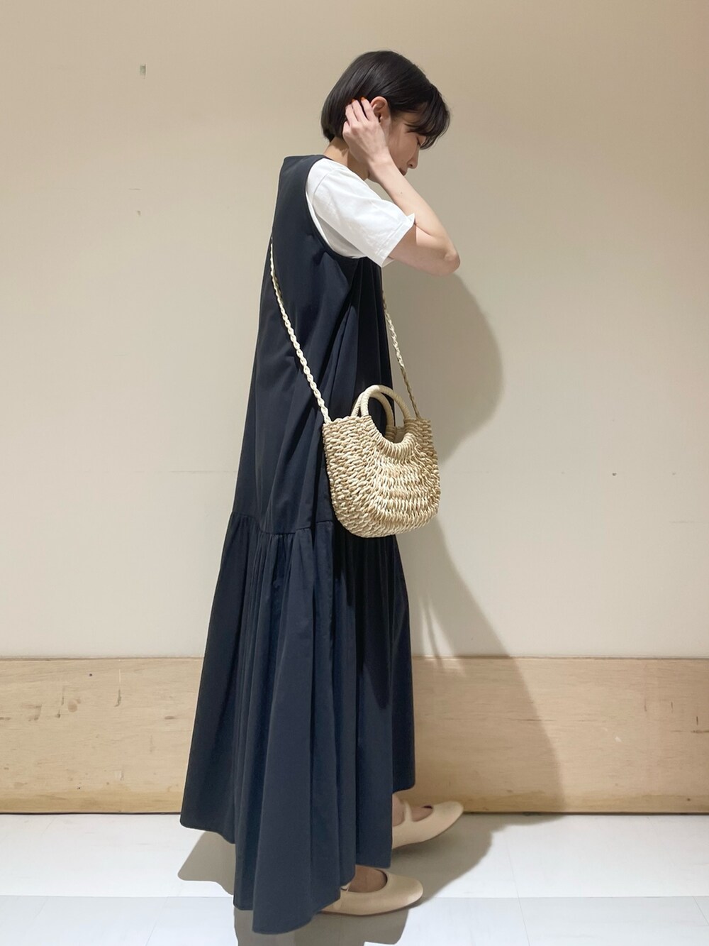 ホワイト系のTシャツ/カットソー、ホワイト系のその他シューズ、ブラック系のワンピースを着用したレディースの夏コーディネートの4枚目の写真