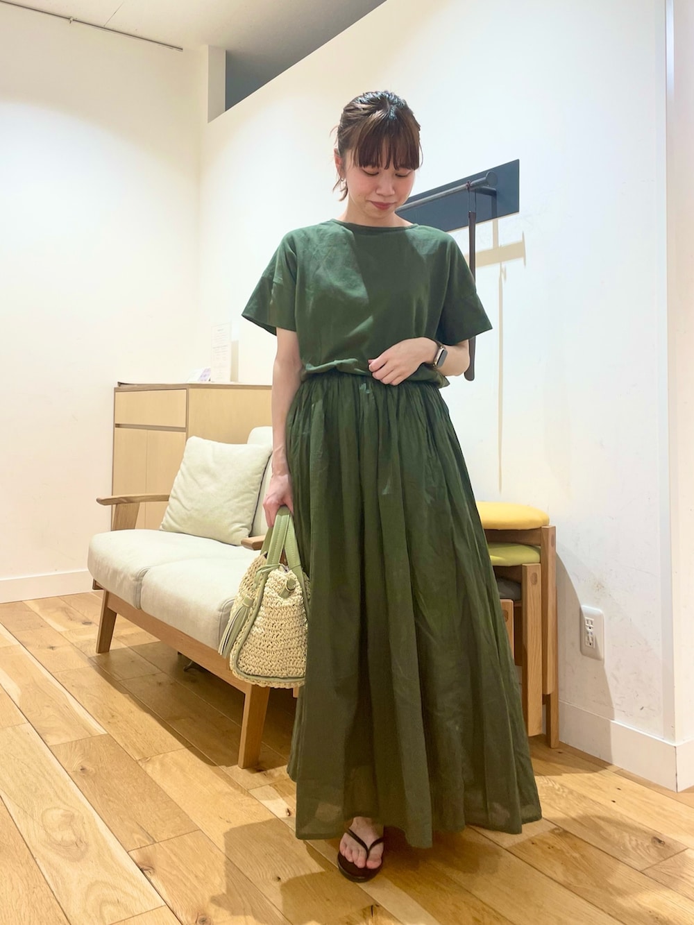 「URBAN RESEARCH DOORS、URBAN RESEARCH DOORS WOMENS、アーバンリサーチドアーズ、ワンピース、グリーン、緑、ギャザーワンピース、お出掛けコーデ、休日スタイル、春夏コーデ、シンプルコーデ、きれいめカジュアル、楽ちんコーデ、低身長コーデ、骨格ストレート」｜「URBAN RESEARCH DOORSのコットンボイルドッキングギャザーワンピース（ワンピース、グリーン系）」を使った、ホンダ マユさん（レディース・152cm）の夏コーディネートの3枚目の写真