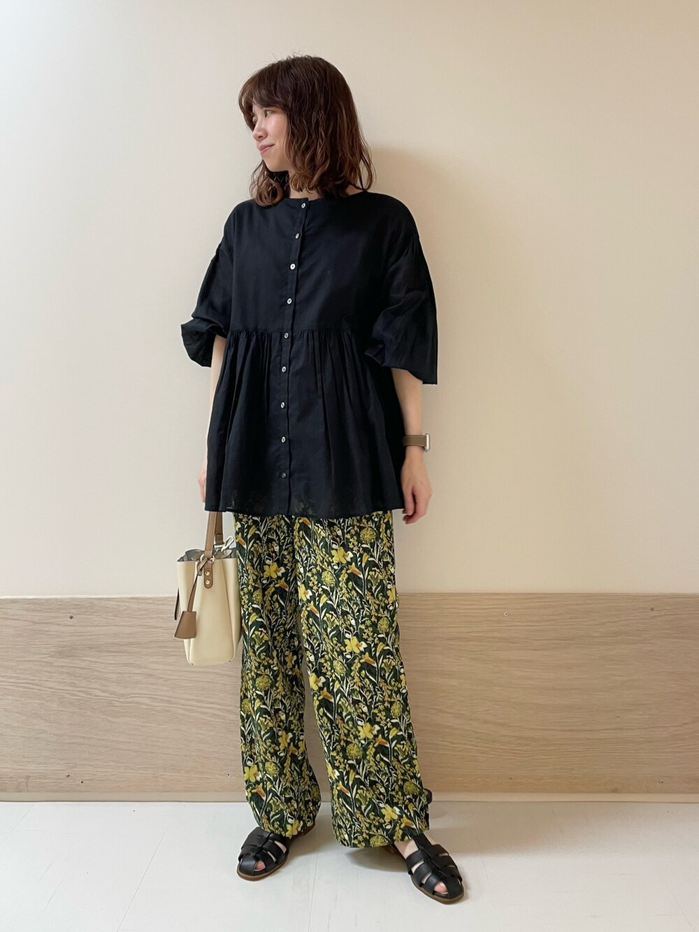 グリーン系のその他パンツ、ブラック系のシャツ/ブラウスを着用したレディースの春コーディネートの3枚目の写真