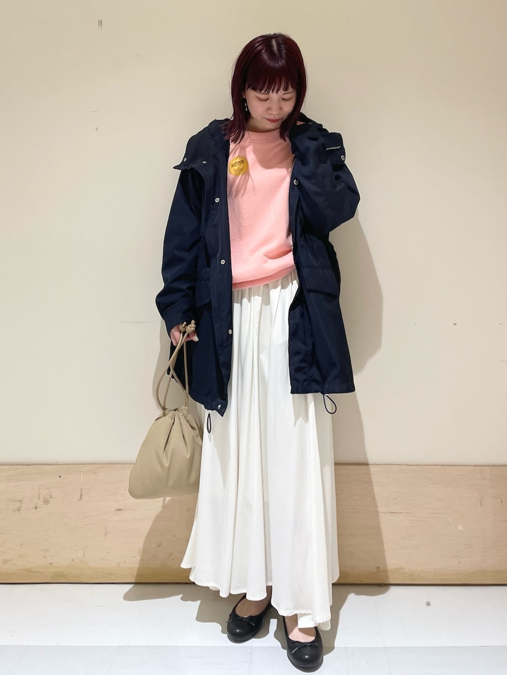 ピンク系のスウェット、ブルー系のその他アウター、ホワイト系のスカートを着用したレディースの春コーディネートの5枚目の写真