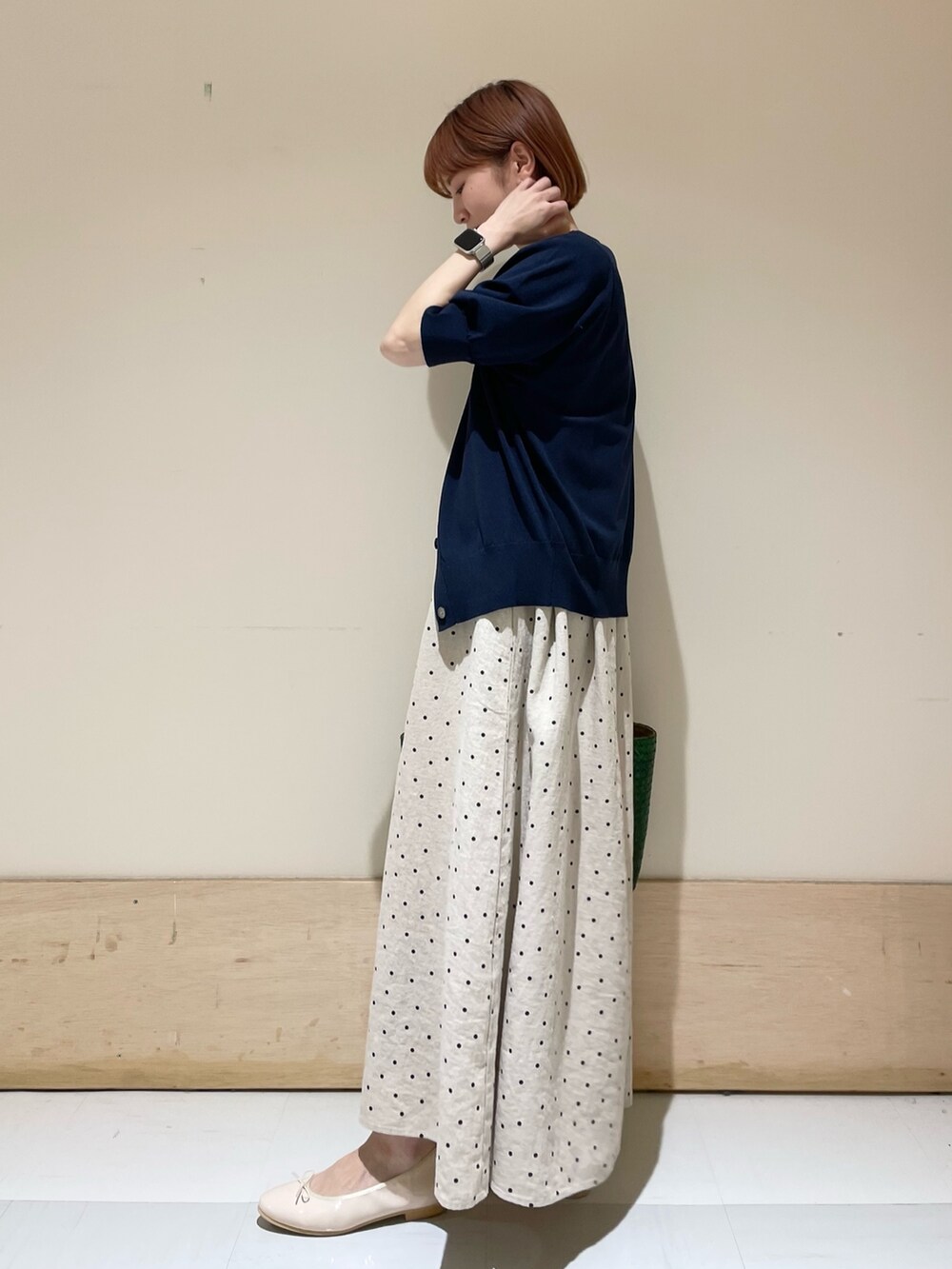 ベージュ系のワンピース、ブルー系のカーディガン/ボレロ、ピンク系のバレエシューズを着用したレディースの春コーディネートの7枚目の写真