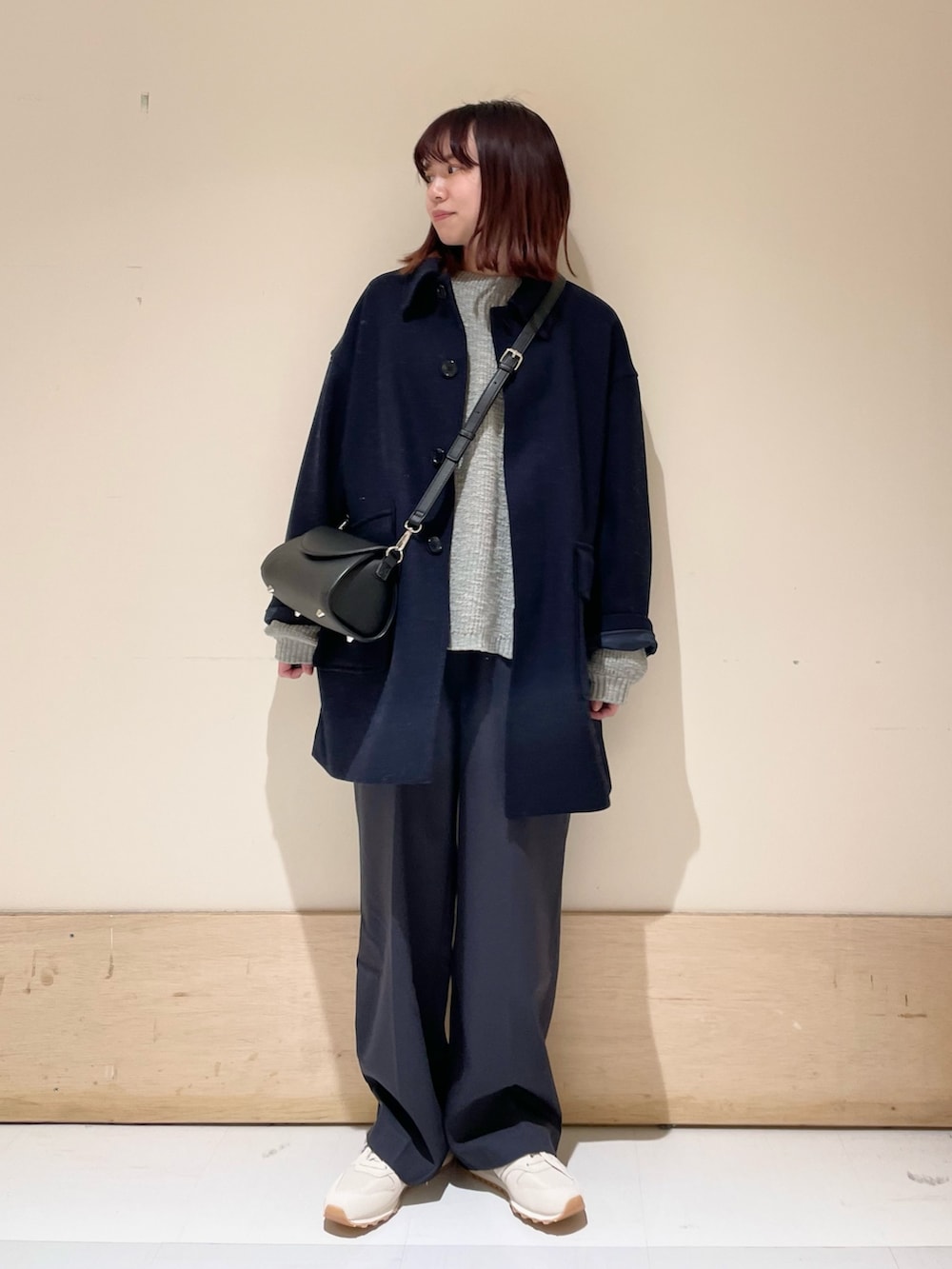 グレー系のニット/セーター、ブルー系のその他アウター、ブラック系のショルダーバッグを着用したレディースの冬コーディネートの3枚目の写真