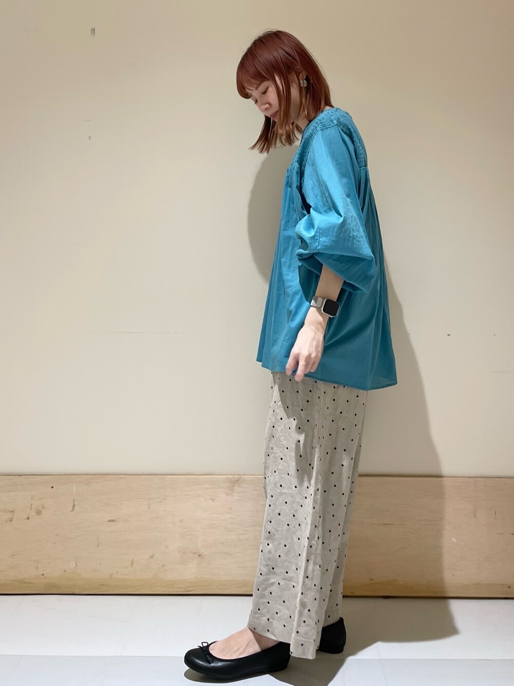 ベージュ系のその他パンツ、ブラック系のバレエシューズ、ブルー系のシャツ/ブラウスを着用したレディースの春コーディネートの5枚目の写真