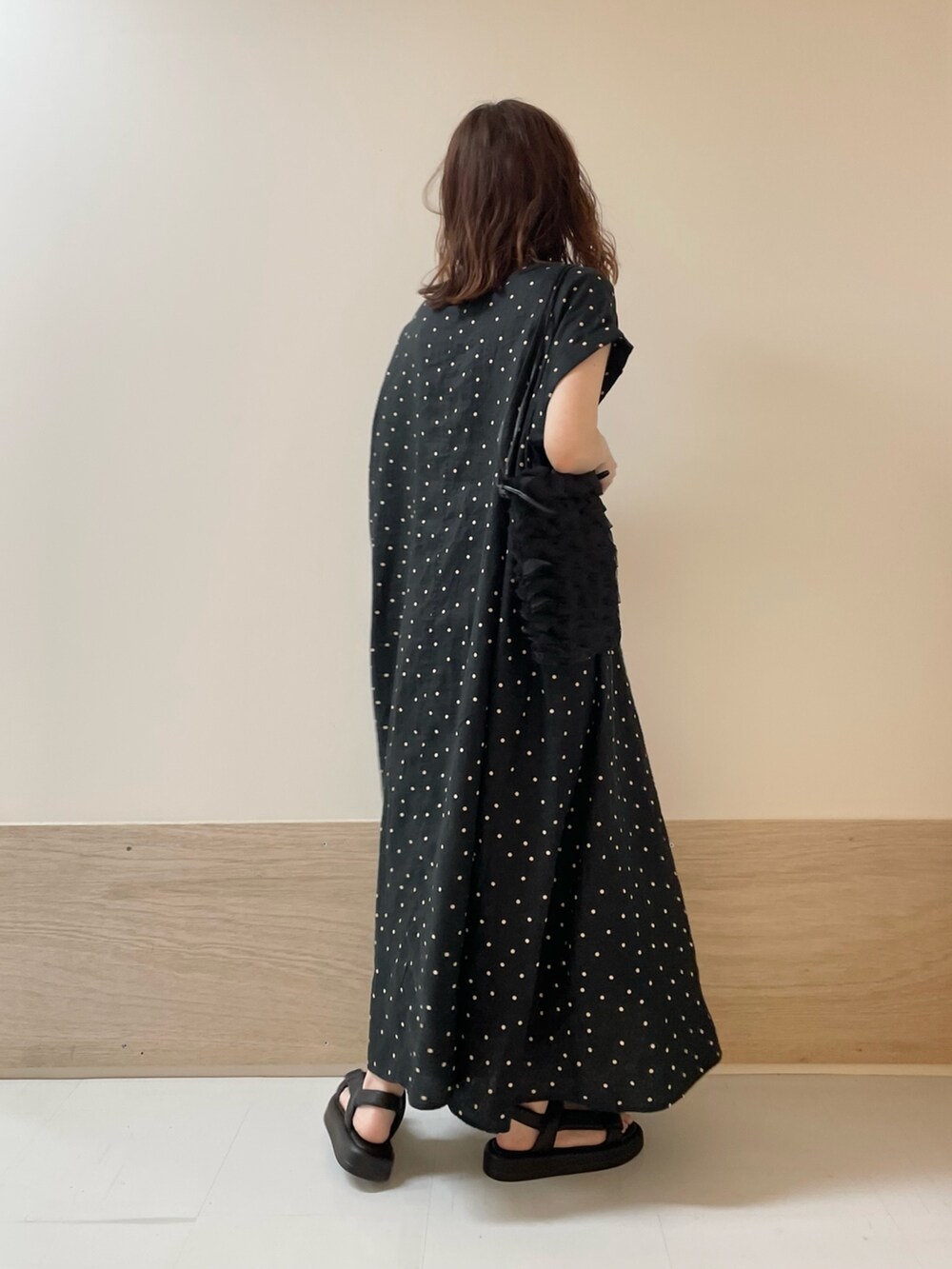 「URBAN RESEARCH DOORS、URBAN RESEARCH DOORS WOMENS、アーバンリサーチドアーズ、リネン、リネンワンピ、ドット柄、ドットワンピ、ワンピース、お出かけコーデ、休日スタイル、春夏コーデ、きれいめカジュアル、大人カジュアル、低身長コーデ、骨格ストレート」｜「URBAN RESEARCH DOORSのリネンドットフレアワンピース（ワンピース、ブラック系）」を使った、ホンダ マユさん（レディース・152cm）の春コーディネートの7枚目の写真