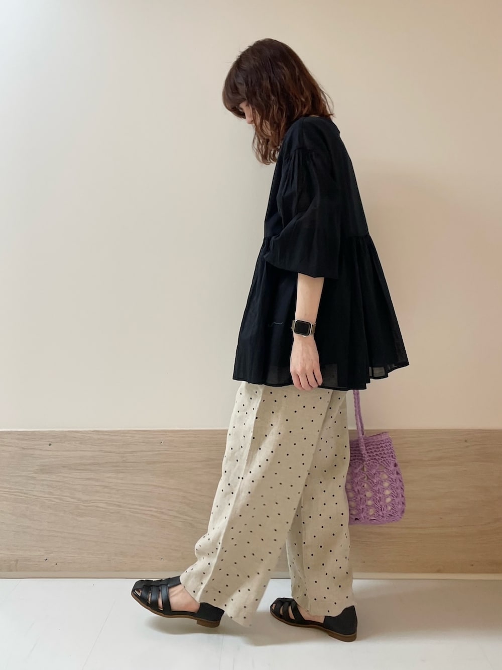 「URBAN RESEARCH DOORS、URBAN RESEARCH DOORS WOMENS、アーバンリサーチドアーズ、ブラウス、ドット、モノトーン、お出かけコーデ、休日スタイル、デートコーデ、きれいめカジュアル、大人カジュアル、春夏コーデ、ペーパーバッグ、低身長、骨格ストレート」｜「URBAN RESEARCH DOORSのコットンボイル2WAYブラウス（シャツ/ブラウス、ブラック系）」を使った、ホンダ マユさん（レディース・152cm）の春コーディネートの4枚目の写真
