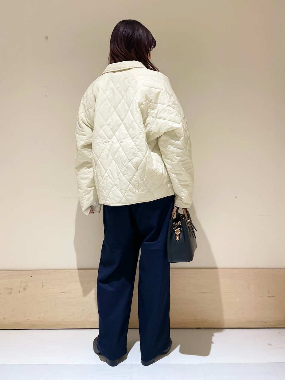 グリーン系のニット/セーター、ホワイト系のダウンジャケット/コート、ブルー系のその他パンツを着用したレディースの冬コーディネートの8枚目の写真