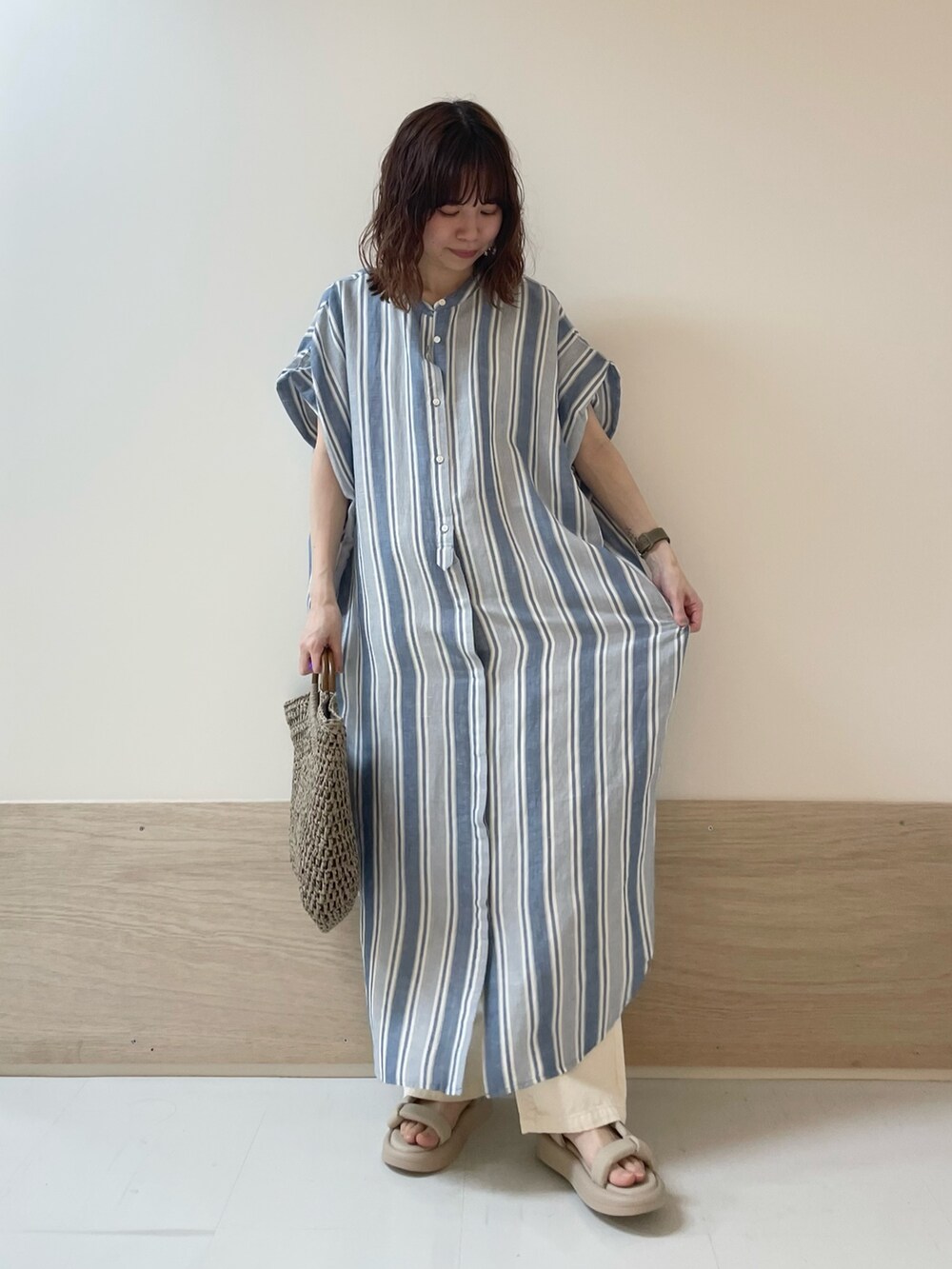 その他のワンピース、ベージュ系のデニムパンツを着用したレディースの春コーディネートの2枚目の写真