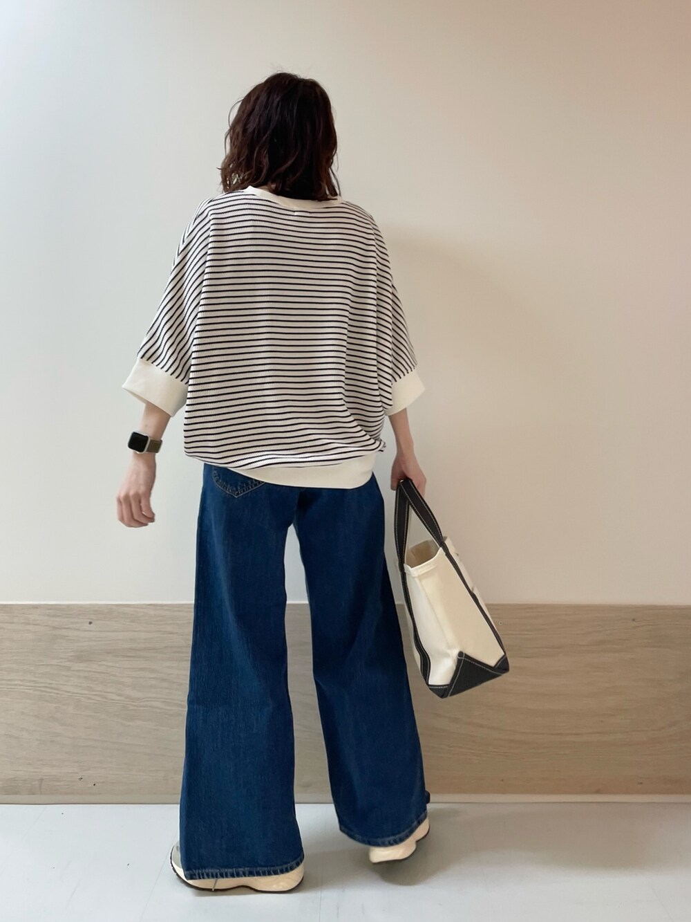 「URBAN RESEARCH DOORS、URBAN RESEARCH DOORS WOMENS、アーバンリサーチドアーズ、ボーダー、デニム、ワイドデニム、カジュアル、春夏コーデ、休日スタイル、お出かけコーデ、きれいめカジュアル、大人カジュアル、低身長、骨格ストレート、スポーツミックス」｜「URBAN RESEARCH DOORSのタックフライスワイドTシャツ（Tシャツ/カットソー、ホワイト系）」を使った、ホンダ マユさん（レディース・152cm）の春コーディネートの6枚目の写真