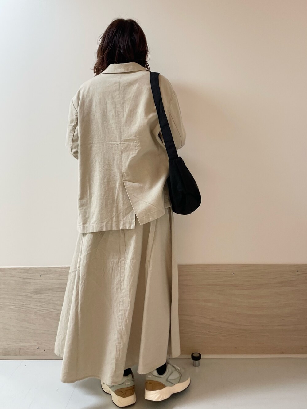 ホワイト系のスカート、ホワイト系のその他アウター、ブラウン系のTシャツ/カットソーを着用したレディースの春コーディネートの7枚目の写真