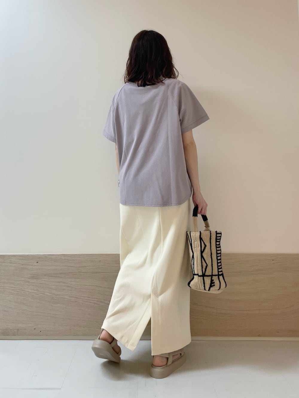 「URBAN RESEARCH DOORS、URBAN RESEARCH DOORS WOMENS、アーバンリサーチドアーズ、淡色コーデ、リブスカート、パープル、きれいめカジュアル、シンプルコーデ、お出かけコーデ、休日スタイル、春夏コーデ、大人カジュアル、リラックススタイル、低身長コーデ、骨格ストレート」｜「URBAN RESEARCH DOORSの『UR GREEN』リブカットストレートスカート（スカート、ホワイト系）」を使った、ホンダ マユさん（レディース・152cm）の春コーディネートの8枚目の写真