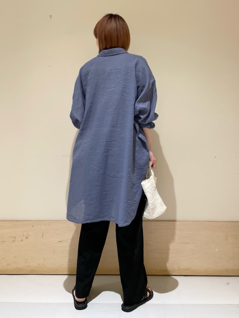 「URBAN RESEARCH DOORS、URBAN RESEARCH DOORS WOMENS、アーバンリサーチドアーズ、ビッグシャツ、シャツスタイル、コンビネゾン、セットアップ、ジャンプスーツ、シンプルコーデ、初夏コーデ、春夏コーデ、休日スタイル、楽チンコーデ、大人カジュアル、お出かけコーデ」|「URBAN RESEARCH DOORSのフレンチスリーブコンビネゾン(サロペット/オーバーオール、ブラック系)」を使った、ホンダ マユさん(レディース・152cm)の春コーディネートの6枚目の写真
