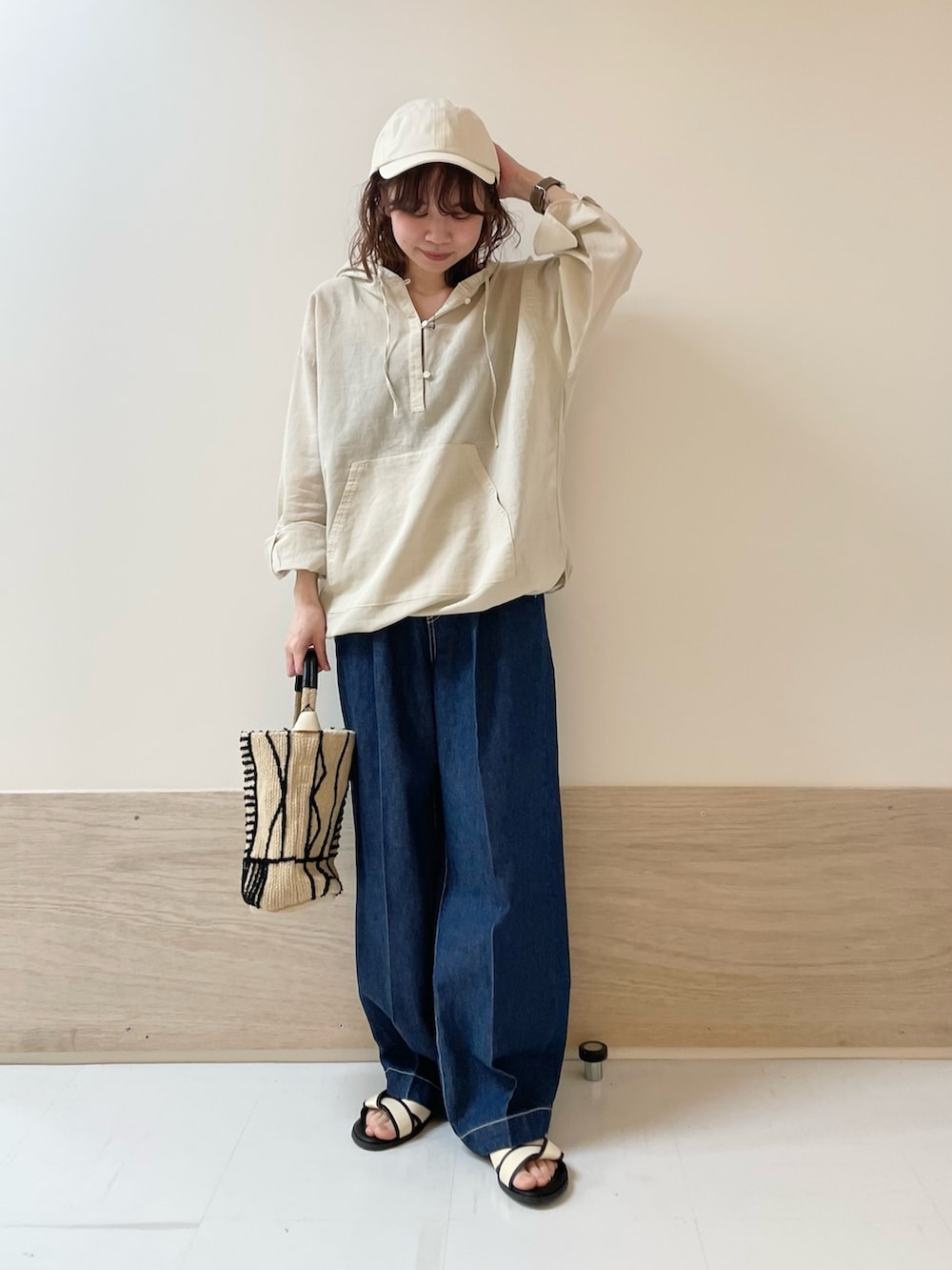 「URBAN RESEARCH DOORS、URBAN RESEARCH DOORS WOMENS、アーバンリサーチドアーズ、ラミー、ラミーブラウス、デニム、ワイドデニム、イージーパンツ、お出かけコーデ、休日スタイル、カジュアル、大人カジュアル、春夏コーデ、低身長、骨格ストレート」|「FORK&SPOONのFORK&SPOON 綿麻デニムパンツ(デニムパンツ、ブルー系)」を使った、ホンダ マユさん(レディース・152cm)の春コーディネートの2枚目の写真