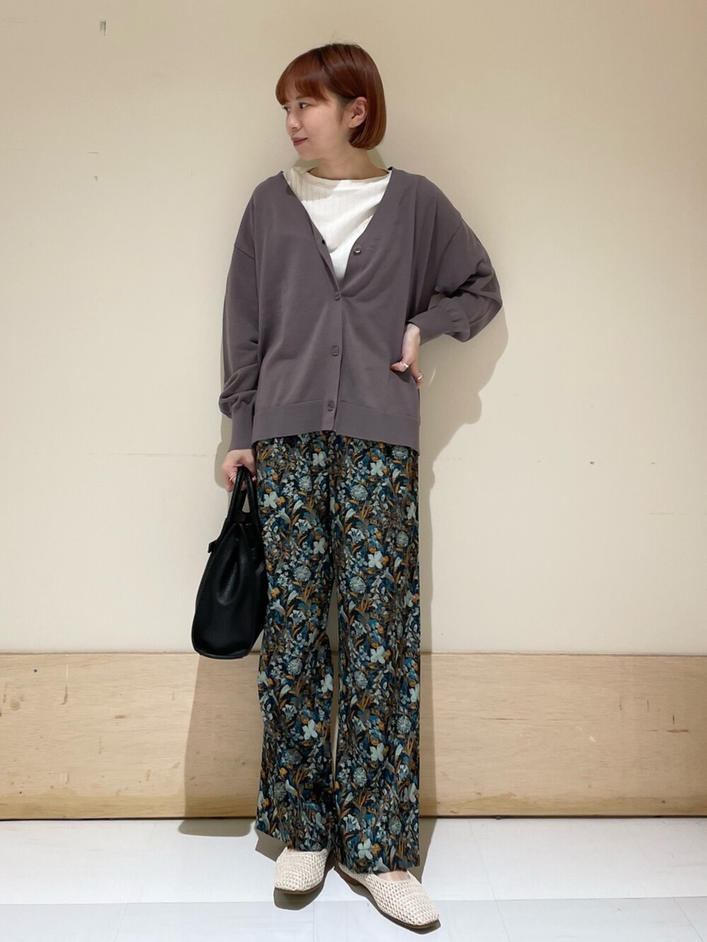 ホワイト系のTシャツ/カットソー、ブルー系のその他パンツ、ブラック系のトートバッグを着用したレディースの春コーディネートの2枚目の写真