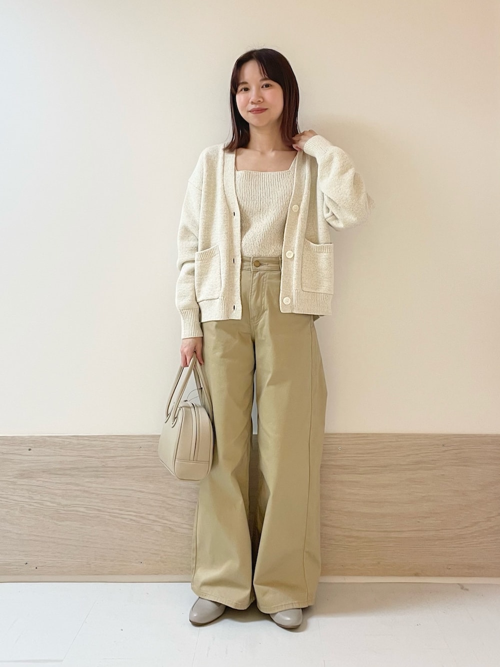 「URBAN RESEARCH DOORS、URBAN RESEARCH DOORS WOMENS、アーバンリサーチドアーズ、FORK&SPOON、ニットビスチェ、カーディガン、チノパン、淡色コーデ、ベージュ、ベージュコーデ、大人カジュアル、休日スタイル、お出かけコーデ、低身長、骨格ストレート」｜「URBAN RESEARCH DOORSのアジャスターハンドルボストンバッグ（ボストンバッグ、ベージュ系）」を使った、ホンダ マユさん（レディース・152cm）の冬コーディネートの2枚目の写真
