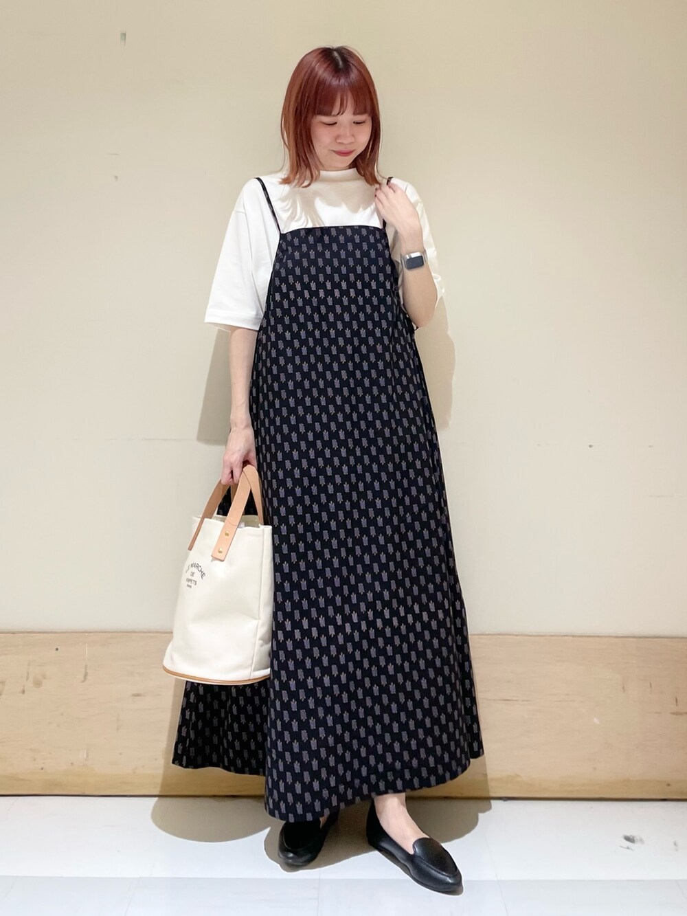 「URBAN RESEARCH DOORS、URBAN RESEARCH DOORS WOMENS、アーバンリサーチドアーズ、かぐれ、FORK&SPOON、キャミワンピ、プリントワンピース、柄ワンピース、シンプルコーデ、ビッグシルエット、休日スタイル、着回しコーデ、キレイめカジュアル、ショップスタッフの好印象コーデ、低身長」｜「かぐれのプリントキャミワンピース（ワンピース、ブラック系）」を使った、ホンダ マユさん（レディース・152cm）の春コーディネートの2枚目の写真