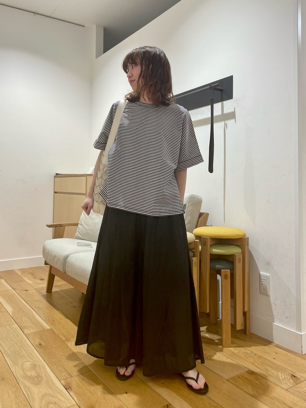 「URBAN RESEARCH DOORS、URBAN RESEARCH DOORS WOMENS、アーバンリサーチドアーズ、ボーダー、夏だ！Tシャツ着よう！、ワイドパンツ、イージーパンツ、きれいめカジュアル、夏コーデ、お出かけコーデ、休日スタイル、カジュアルコーデ、モノトーン、低身長コーデ、骨格ストレート」｜「URBAN RESEARCH DOORSの『臼田あさ美さん着用』『UR TECH』USAコットンロールスリーブTシャツ（Tシャツ/カットソー、ホワイト系）」を使った、ホンダ マユさん（レディース・152cm）の夏コーディネートの3枚目の写真