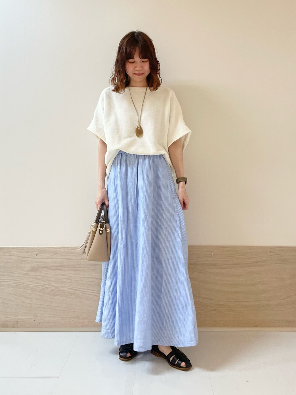 「URBAN RESEARCH DOORS、URBAN RESEARCH DOORS WOMENS、アーバンリサーチドアーズ、リネンスカート、ロングスカート、ブルー、ブルーストライプ、春夏コーデ、お出かけコーデ、休日スタイル、夏コーデ、低身長コーデ、骨格ストレート、シンプルコーデ、きれいめカジュアル」｜「FORK&SPOONのFORK&SPOON　フレンチリネンスカート（スカート、その他）」を使った、ホンダ マユさん（レディース・152cm）の春コーディネートの3枚目の写真