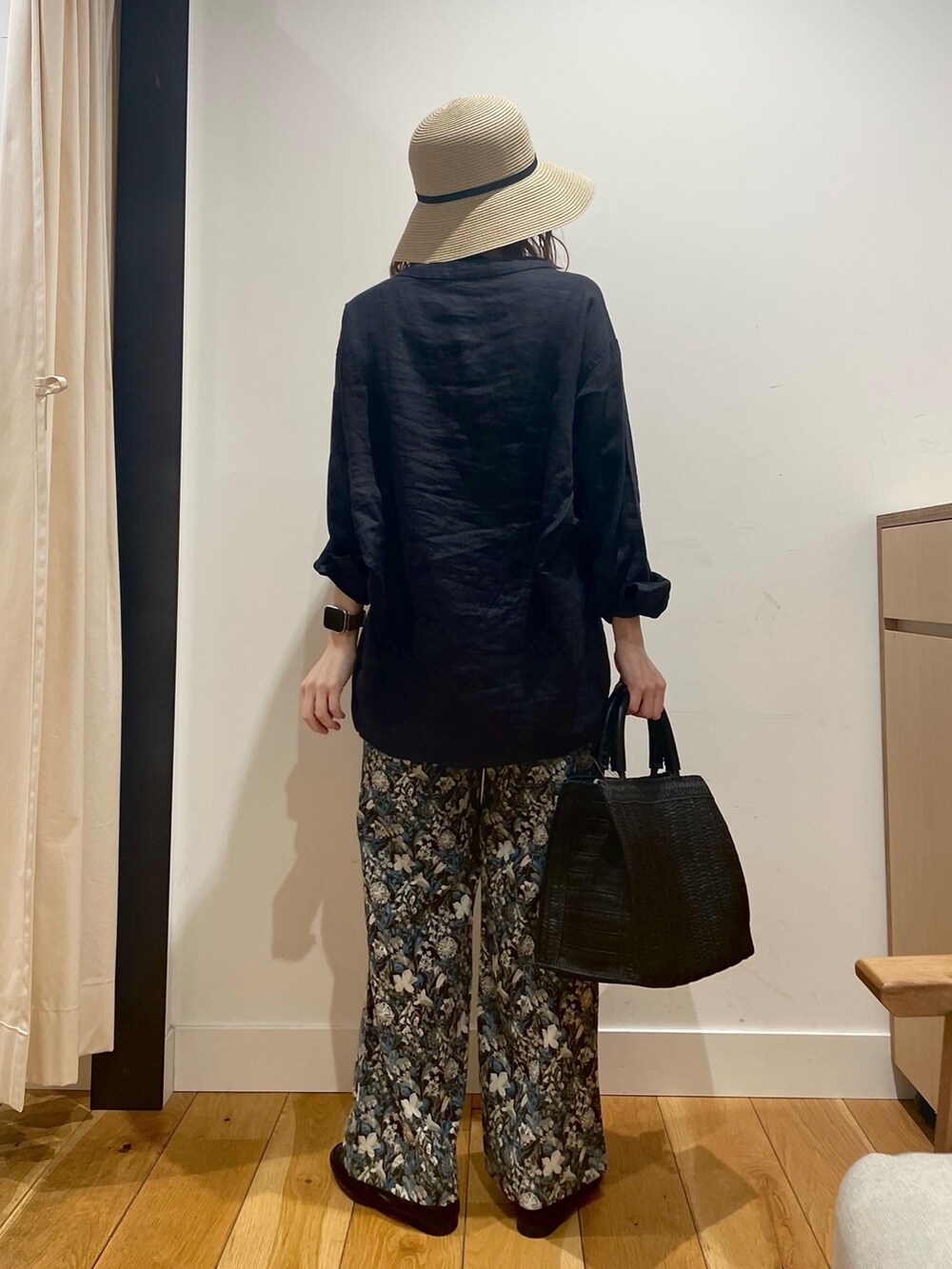 グレー系のその他パンツ、ブラック系のハンドバッグ、ブルー系のシャツ/ブラウスを着用したレディースの春コーディネートの5枚目の写真